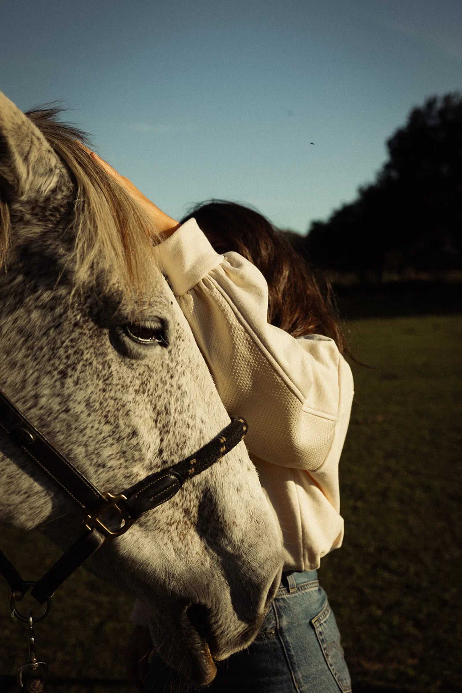 Sweat femme Simone uni écru à manches texturés de Maéli Paris.