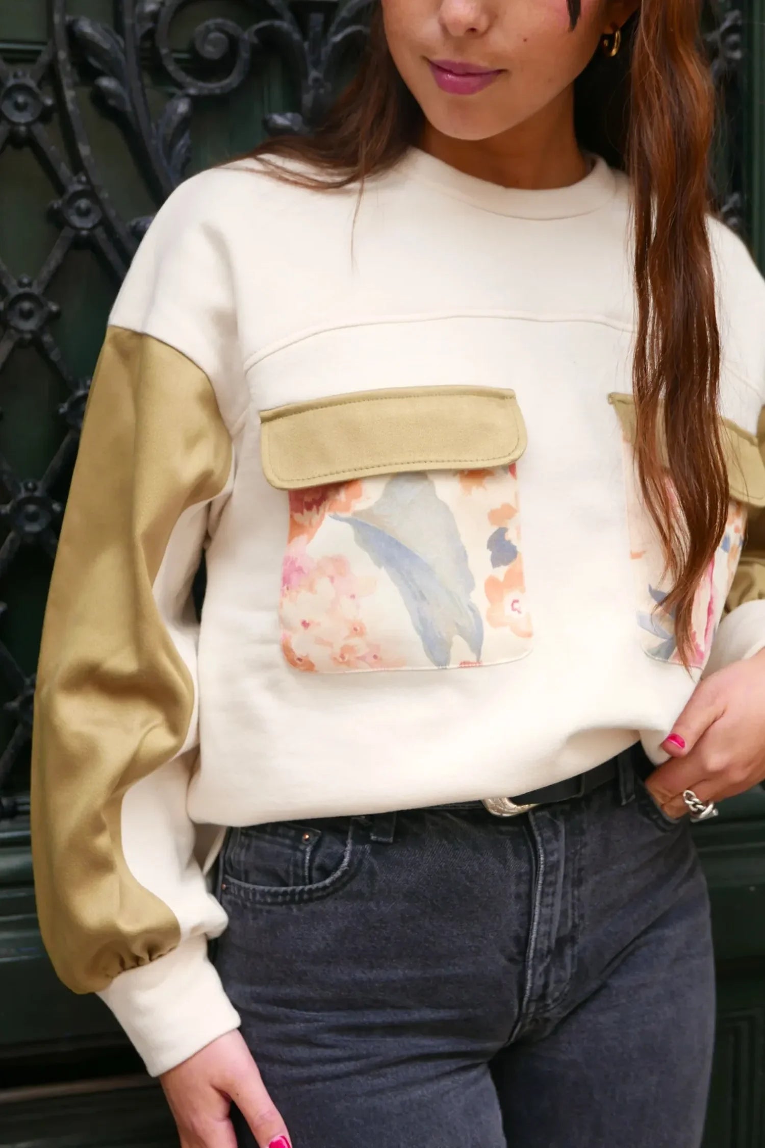 Sweat Simone fleuri vert ocre à poches de Maéli Paris.