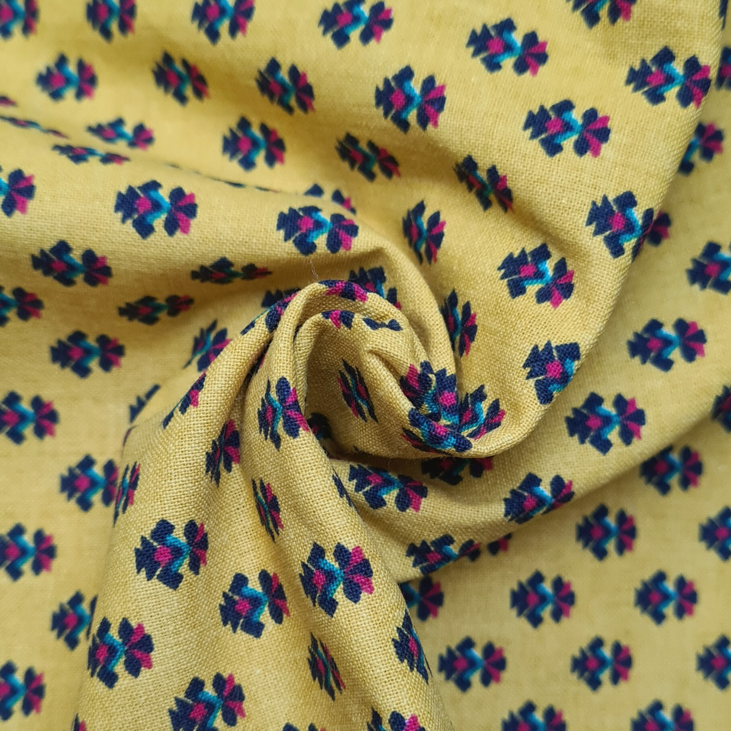 Tissu 100% coton jaune à motifs rouge  - 130 cm